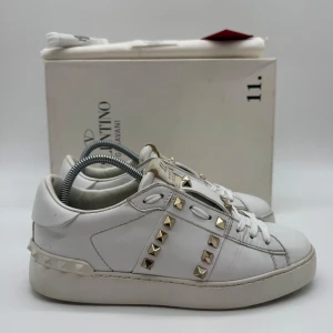 VALENTINO ROCKSTUD SNEAKERS - Valentino rockstud sneakers - Skick: 8,7/10 - Storlek 36,5 sitter som 37 - Tillbehör: Dustbag & Kort - Nypris 7700kr - Hör av dig vid minsta fundering / Deluxecloset