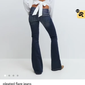 Mörkblå bootcut jeans med slitningar - Byter gärna mot en större storlek kan även tänka mig byta dem mot small. Byxorna är helt nya med prislapp