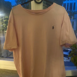 Ralph lauren T-shirt ❣️ - jätte fin ljus rosa Ralph lauren T-shirt, använd få gånger men är som ni ser på bild tre att loggan är lite urtvättad!  Strl L men är mer en M. Kan alltid sänka priset ❤️ fråga om ni har frågor.