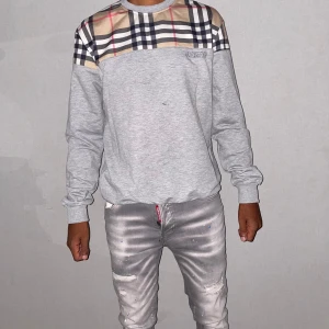 Burberry tröja storlek L - Använd några gånger. Är i väldigt gott skick. Inga hål eller fläckar. Fin replika med grym kvalitet. Pris: 450kr. Först till kvarn 
