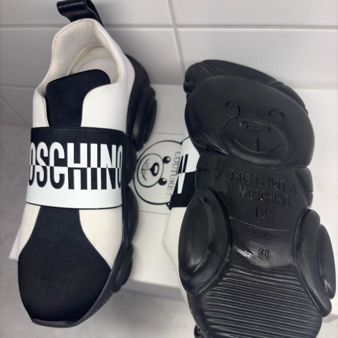 Moschino svartvita sneakers strl 40 - 2