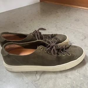 Olivgröna mockasneakers från Buttero - Snygga olivgröna sneakers från Buttero i mocka. Nypris 4000 kr, köpt I Sturegallerian. Skorna är I nyskick. Storlek 44 - normal storlek  