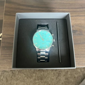 Gant Park Hill Day-Date II 75 years Limited Edition - Limited edition gant klocka, nyskick aldrig använd, 44mm boett, japanskt urverk, nypris 2200kr. Två års garanti från och med 1/6-2024