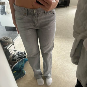 Grå raka jeans  - Snygga grå jeans från Gina Tricot som tyvärr är för stora. Jeansen har en fläck på ena bakfickan (se bild 3) som inte går bort, därav priset💕💕