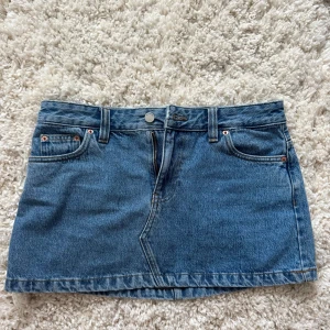 Jeans kjol - Säljer denna snygga Dr Denim, Tiggy skirt i färgen  Stream Sky Retro  som jag ej använder, köpt ny för 600kr. Passar s/m 36/38