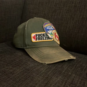 Dsq2 - Säljer nu denna feta keps från Dsq2. Köpt från en polare för 1000. Den är lite solbränd där fram. Ser ut som att det är jättemycke på bild men irl är det inte så farligt. Inget annat som sticker ut i skador än solbränd. 