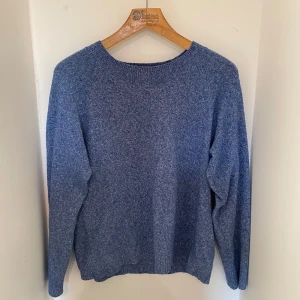 Blå stickad tröja med rund hals - Säljer denna fina stickade tröja då jag inte använder den längre💕