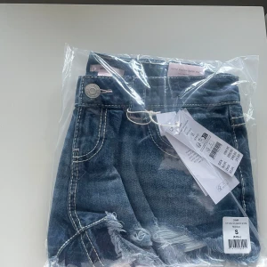Lågmidjade blå jeansshorts med fransar - Snygga lågmidjade jeansshorts från Gina Tricot i en tvättad blå färg med slitna detaljer och fransig kant. Jag chansa på att köpa dom då jag trodde jag hade S men dom satt inte bra på mig, har lika dana i en annan storlek och jag älskar dom!! Fina detaljer på bakfickorna  och riktigt bekväma.💕