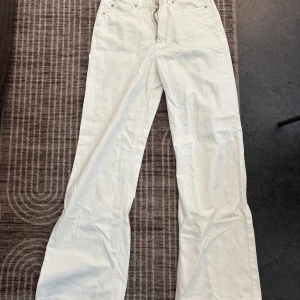 Vita wide jeans - Snygga vita jeans med bootcut passform och klassisk femficksdesign. Byxorna är mid-waist. Perfekta för dig som vill ha en clean och fräsch look.🤍