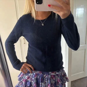 Mörkblå tröja 100% kashmir - Fin tröja i 100% kashmir , köpt i italien så vet inte märket