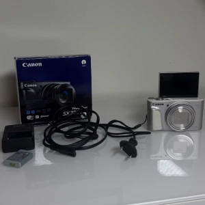 Canon Powershot SX730 HS - Skick: Så gott som ny! Använd endast under en semester, varsamt hanterad. Helt felfri, inga defekter, repor eller skador. Känns som ny! Kan mötas upp i Stockholm & Eskilstuna
