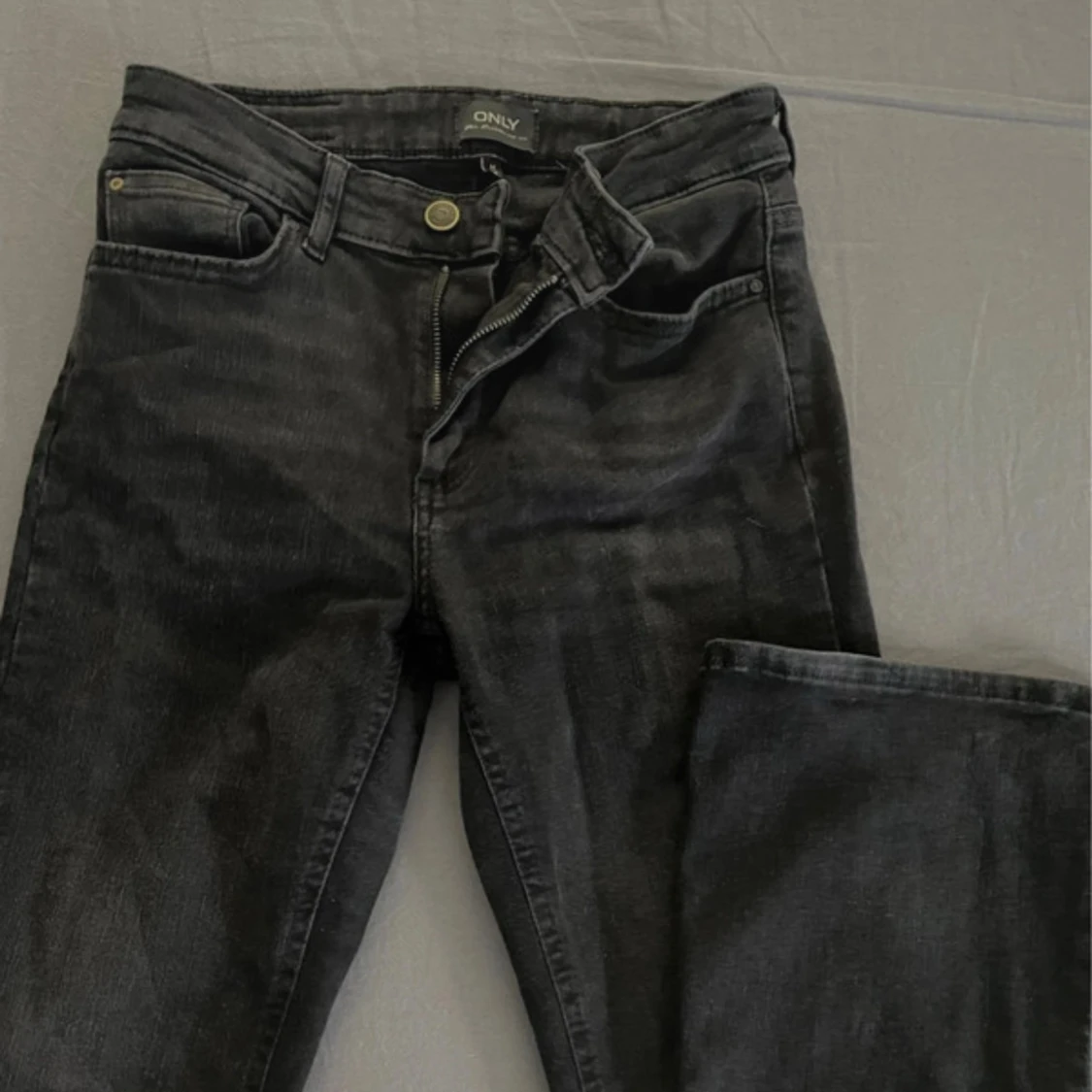 Svarta bootcut jeans från ONLY, storlek M