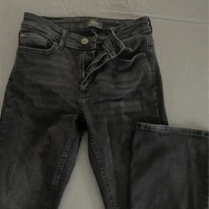 Svarta bootcut jeans från ONLY, storlek M - Svarta jeans från ONLY med klassisk femficksdesign och dragkedja. Jeansen är inte använda och är mid waist💗