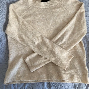 Beige stickad tröja från Pieces - Tunn beige stickad tröja från Pieces i storlek S. Tröjan har rund hals, ribbade muddar och långärmade ärmar. Materialet är mjukt och har en lätt textur. Kontakta vid funderingar 💗