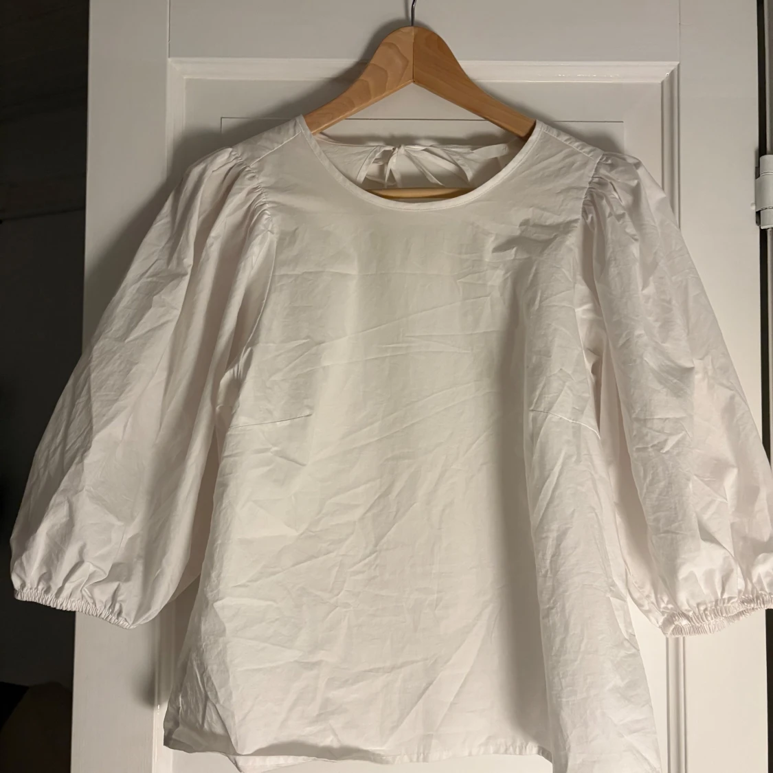 Vit blus med puffärmar och knyt - 3