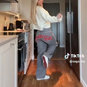 Ed hardy jeans  - skitsnygga ed hardy jeans från urban outfiters i storlek ”S” dom ska va baggy men enligt mig är dom stor i storleken. Helt nya med lappen kvar. köpt för 1099kr och säljer för 800☺️