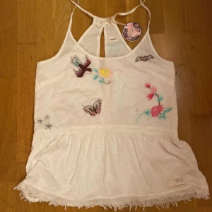 Odd Molly - Jättegulligt fint linne från Odd Molly. Linnet är helt nytt och en sample vara, så den här designen är den enda upplagan!! Storlek M 🌸⭐️