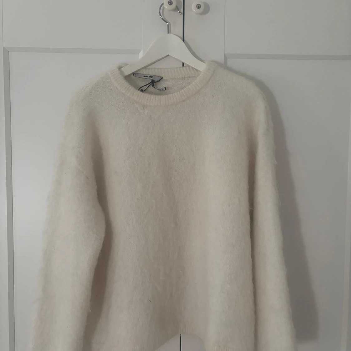 Vit fluffig stickad  - 2