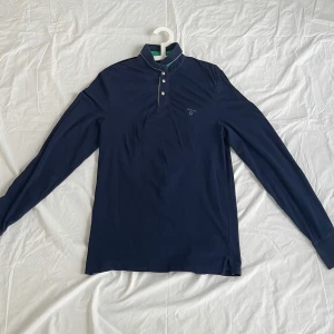 Pikétröja  - GANT mörkblå pikétröja. Storlek S