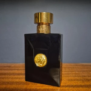 Versace Dylan Blue 50ml - Elegant parfym från Versace. Flaskan är stilren och i bra skick. Perfekt för sommaren men funkar bra året runt. förpackning ingår.                         Nytt pris: runt 700kr Mitt pris: 349kr!                                                                     Kontakta mig gärna vif frågor.