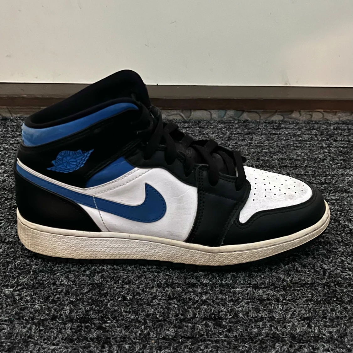 Nike Air Jordan 1 Mid  - 1