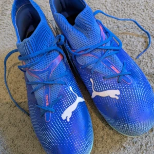 Blå Puma fotbollsskor med snörning, storlek 36 - Säljer ett par blå fotbollsskor från Puma, storlek 36. Bara använd enwtska gånger, sålla då det inte passar sonens fot. 