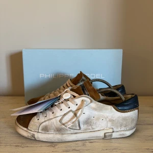 Philippe Model PRLU - Snygga Philippe Model PRLU med en snygg design {I hälen så är det ett litet hål men dom går att använda som vanligt}. Allt og fås med men har tyvärr inget kvitto (köpta på miinto) Återkom gärna vid minsta lilla fundering /Allt gott👟