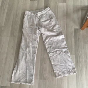 Grå mjukisbyxor från 157, storlek 160 - Säljer ett par ljusgrå mjukisbyxor från 157 med bred resår i midjan och praktiska fickor fram och bak. 