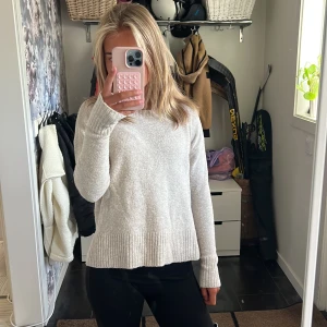 Beige stickad tröja från Mango - Mysig beige stickad tröja från Mango Basics i ullblandning. Tröjan har rund hals, långa ärmar och bred ribbad kant vid ärmslut och nederkant. Perfekt för lager-på-lager och chill dagar. Passar dig som gillar enkel och clean stil.