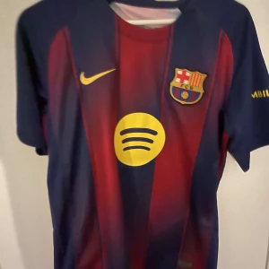 FC Barcelona tröja  - Helt ny replika Barcelona tröja från säsongen 25/26 med tagsoch lamine yamal nr 10 tryck| storlek medium 