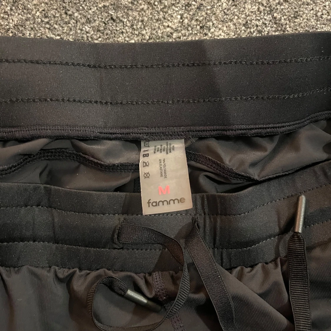 Svarta träningsbyxor från Famme - 2