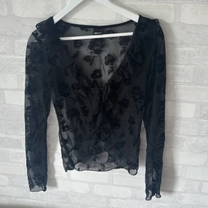 Svart blus  - Supersnygg stilren svart blus passar perfekt till allting!! 