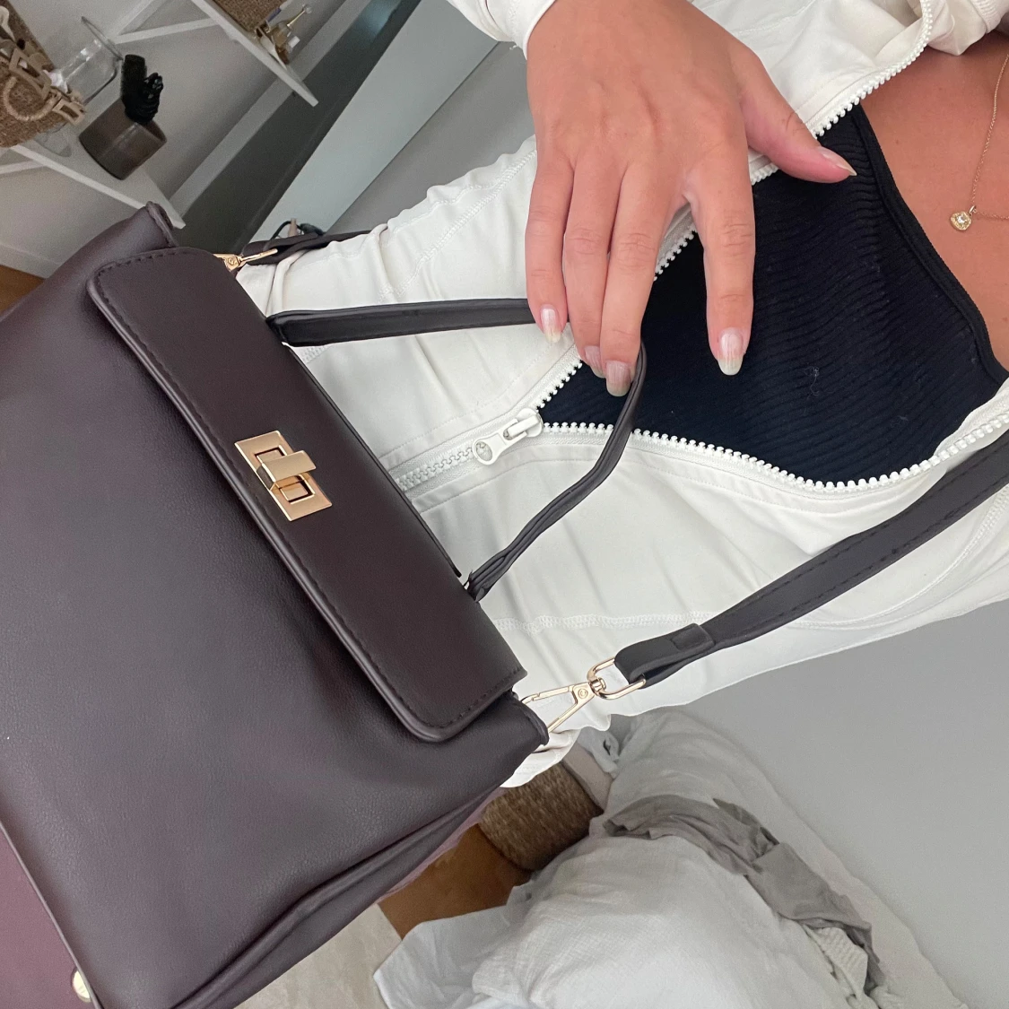 Mörkbrun axelväska med gulddetaljer - 1