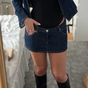 Svarta höga stövlar med klack - Säljer ett par svarta höga stövlar med spetsig tå och smal klack på ca 10 cm!!Stövlarna är tillverkade i skinnimitation och har en stilren, elegant look som passar perfekt till kjol eller klänning. Skaftet är ca 40 cm högt och de är i storlek 42, jag har vanligtvis 40 och de passar perfekt💕