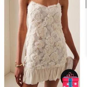 Vit kortklänning med 3D-blommor - Superfin vit kortklänning med 3D-blommor över hela tyget och volang nertill. Student avslutning eller MIDSOMMAR KLÄNNING !!! Unik å ovanlig !!