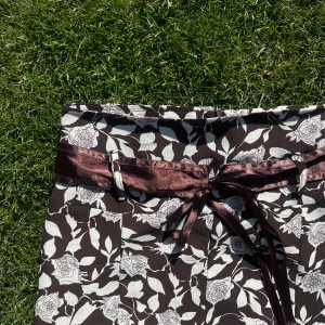 Brun långkjol med blommigt mönster - Brun långkjol med vitt blommigt mönster och ett glansigt brunt band i midjan som knyts till rosett. Säljer för att den tyvärr är lite kort på mig som är 171 lång. 🤎 