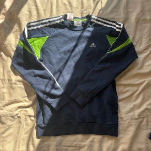 Adidas mörkblå sweatshirt  - Mörkblå sweatshirt från Adidas. Herrstorlek XS