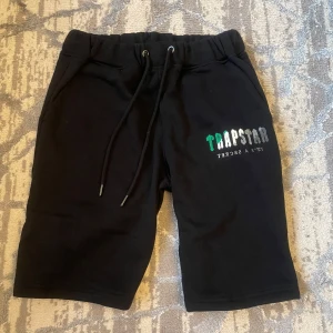 Svarta Trapstar shorts  - Nästan inga tecken på användning och använd endast fåtal gånger. Vid frågor är det bara att skriva