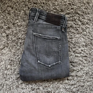 Replay anbass jeans - Säljer dessa sällsynta replay anbass jeansen med slitningar!⭐️Skick : 9/10!🙌 Storlek = W31/L32!🤝Hör gärna av er om ni har funderingar!👍