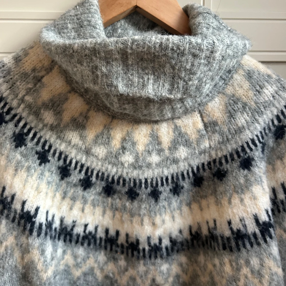 Grå polotröja med mönster från H&M - 1