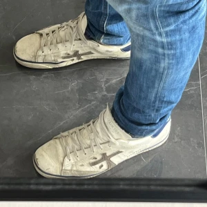 Premiata skor - Säljer ett par skor från premiata. Storlek 44 och använda, därav priset.🤩 Dock inga stora slitningar eller skador. Nypris: 3200😁Priset är diskuterbart så det är bara o ställa frågor. 🤝