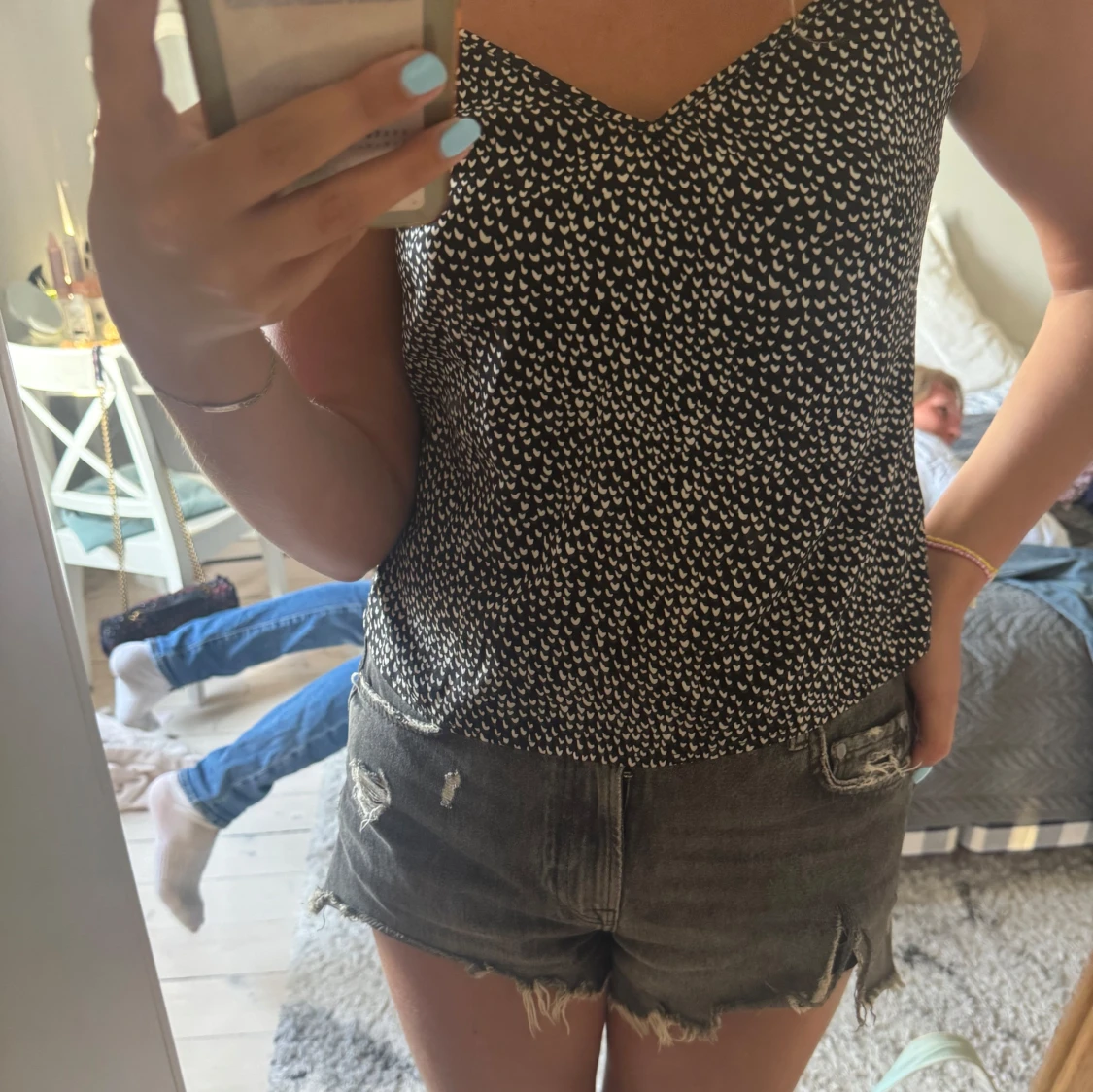 Svart linnetopp med vita hjärtan - 1