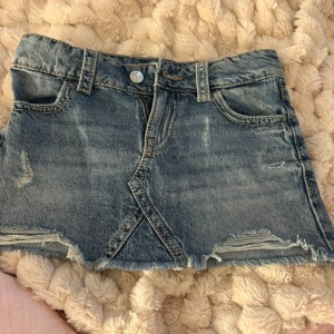 Jeans kjol  - Otroligt fin jeans kjol från Gina köpt för 1 månad sedan använd endast 1 gång 