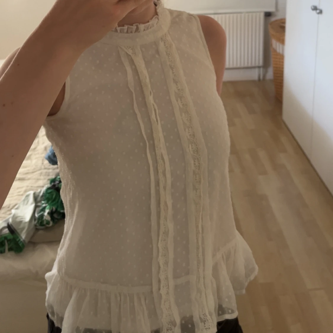 Vit blus med spets och volang - 1