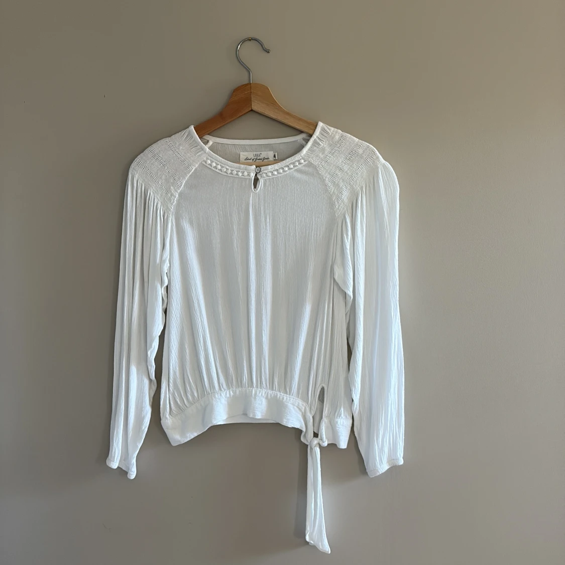 Vit blus med knyt från H&M L.O.G.G.