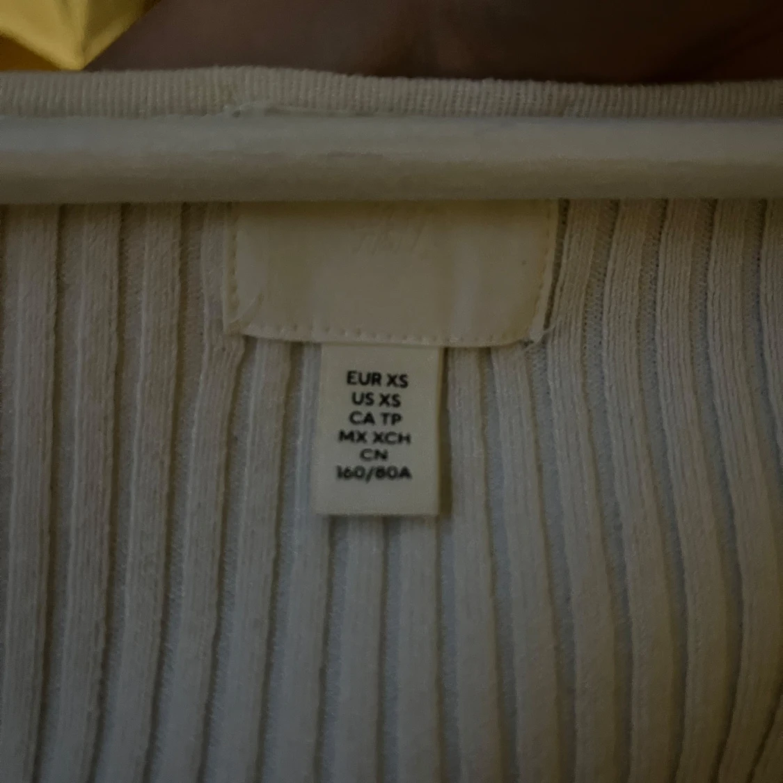 Vit ribbad topp med knappar från H&M - 2