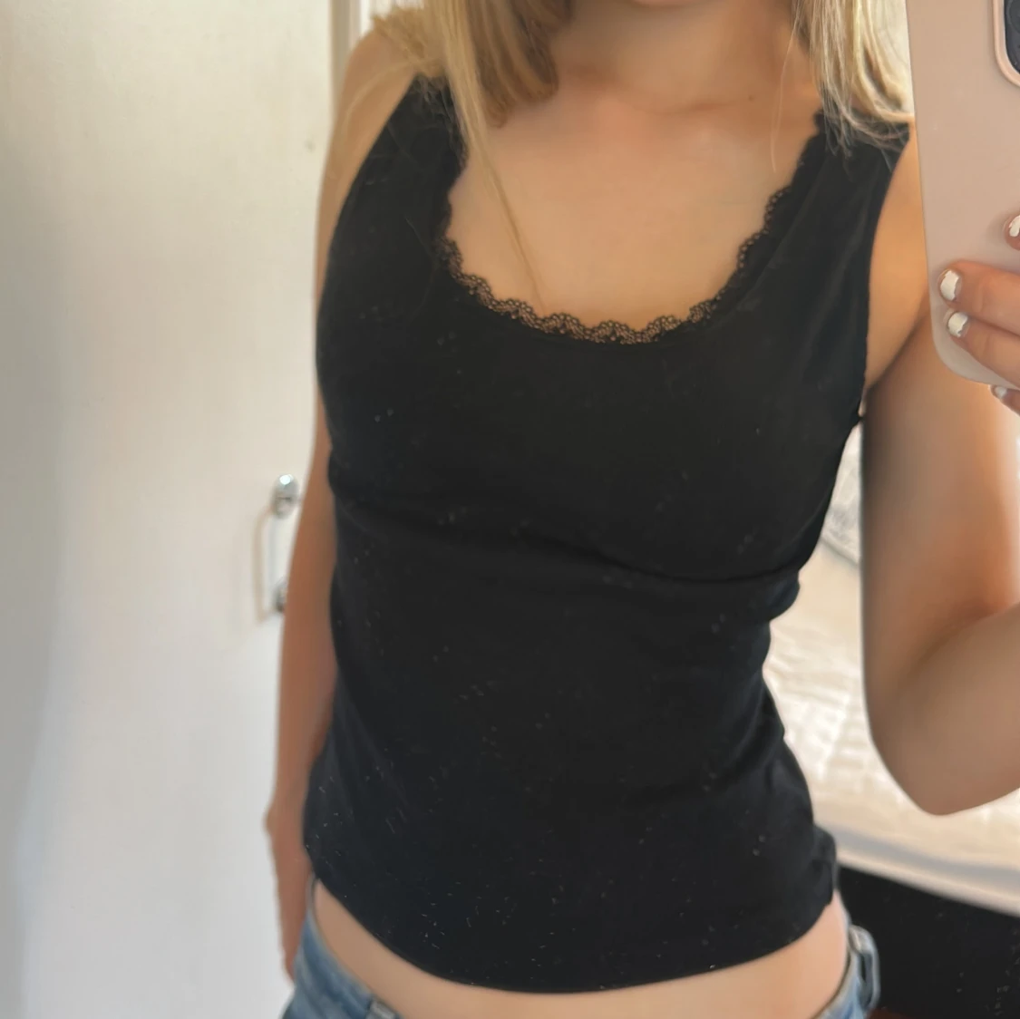 Svart linnetopp med spetskant - 1