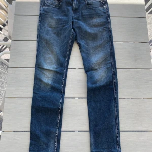 Replay anbass jeans | W34 - Hejsan! Säljer ett par snygga Replay Anbass i mörkblå tvätt med lätt slitning. Slim fit-modell, sitter riktigt bra och passar dig som är runt 187 cm lång. Klassiska och stilrena jeans i fint skick.  Storlek: W34 Passform: Slim fit  MVH Vonue🤩 skriv vid funderingar