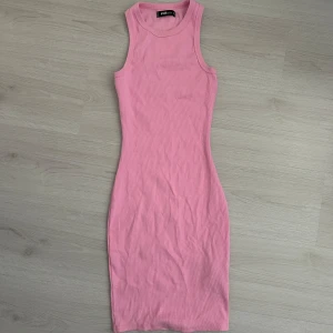 Rosa klänning - Säljer en söt rosa klänning. Klänningen är ärmlös och har en tight passform som framhäver figuren. Storlek S 