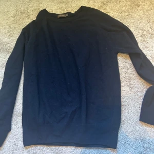 Oscar Jacobsson Stickad Tröja Marinblå - Schysst kofta från Oscar J. Använd ett fåtal gånger. Originalpris: 1399kr